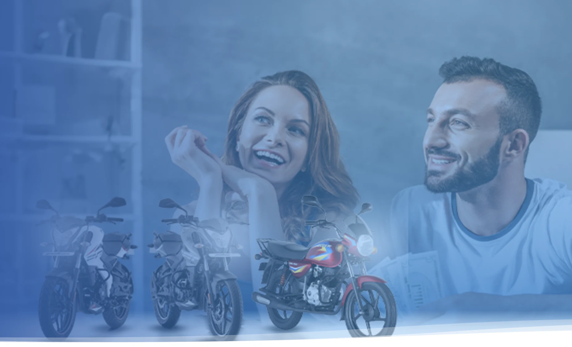 Pareja junto a opciones de motocicletas Avanta